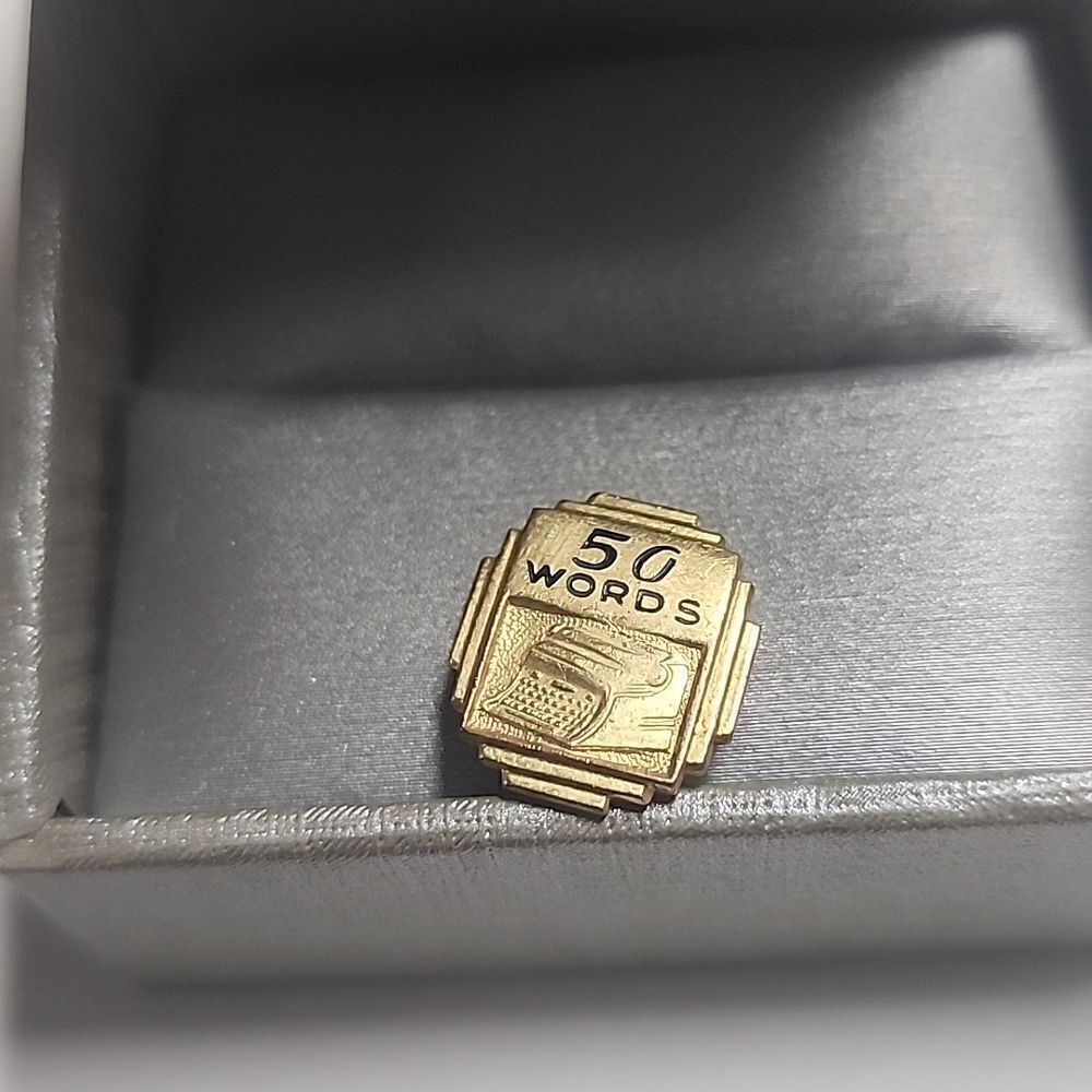 VINTAGE TYPING AWARD PIN 50 WORDS PER MINUTE WPM GOLD TONE Brooch